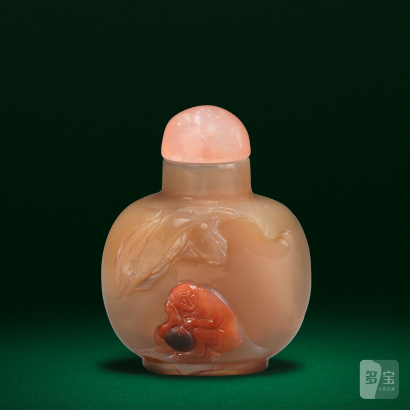十八/十九世紀 瑪瑙巧雕靈猴獻壽紋鼻烟壺 | A CHALCEDONY AGATE 'MONKEY AND PEACH' SNUFF BOTTLE - 图3
